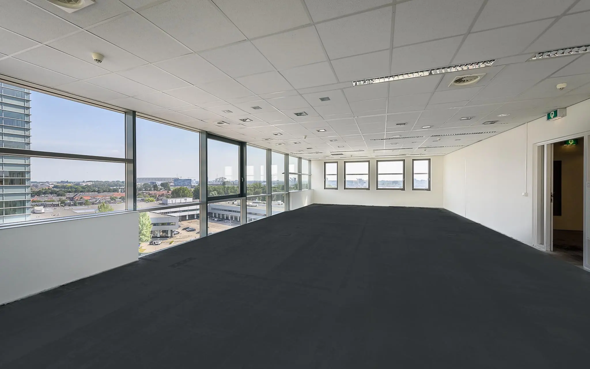 Licht en modern leeg kantoor met grote ramen aan het Rivium Boulevard.